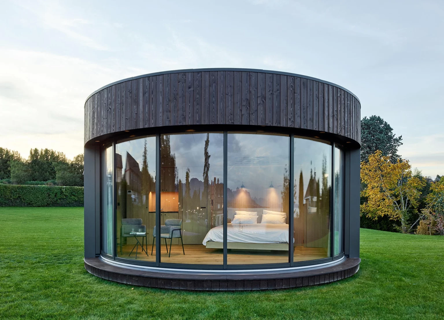 LumiPod – Experience Luxury Minimalism in Nature’s Embrace